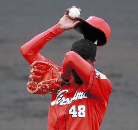 　１回、阪神に先制を許しマウンドで汗をぬぐう広島・アドゥワ（撮影・坂部計介）