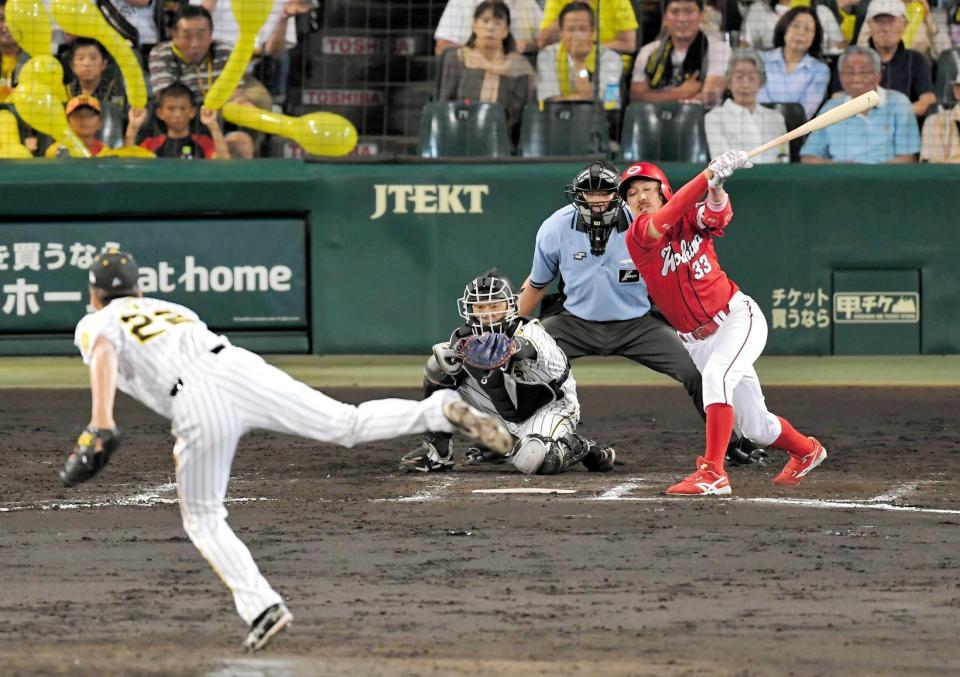 　７回、三振に倒れる菊池涼。投手・藤川