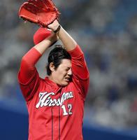 １回、先制点を奪われ悔しそうに汗をぬぐう九里