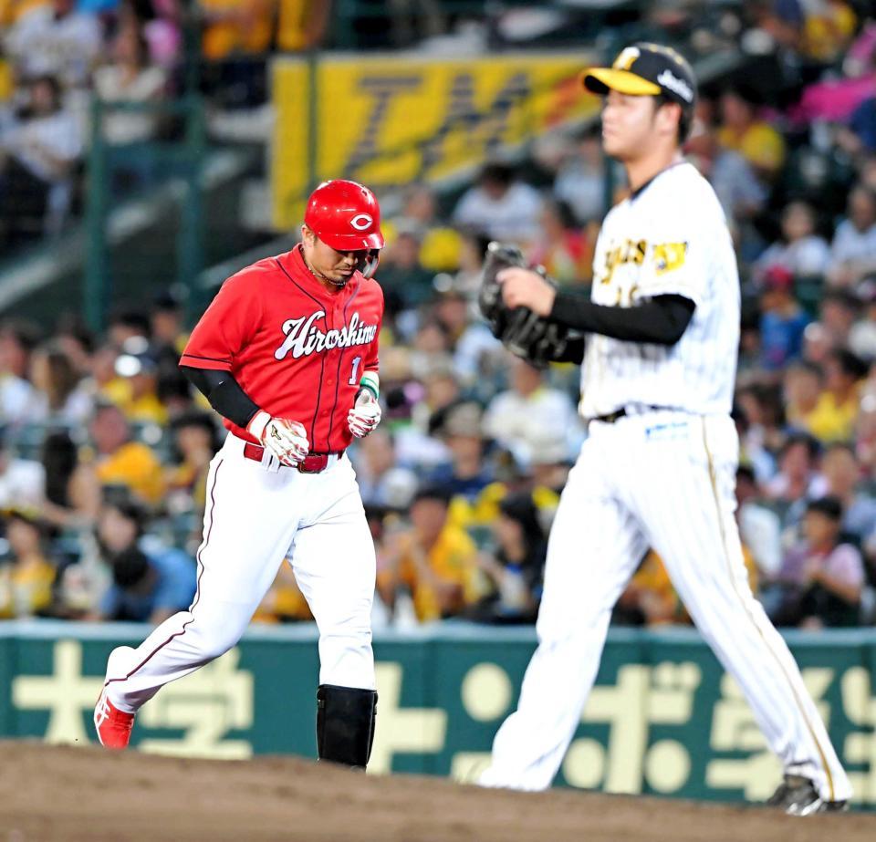 　７回、高橋遥（右）の前に遊ゴロに倒れうつむく鈴木（撮影・高部洋祐）