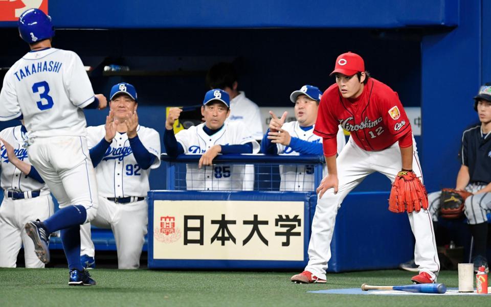 ５回、追加点を許し厳しい表情の九里（右）