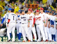 　快勝し、全セナインを迎える床田寛樹（中央）＝甲子園（撮影・高部洋祐）