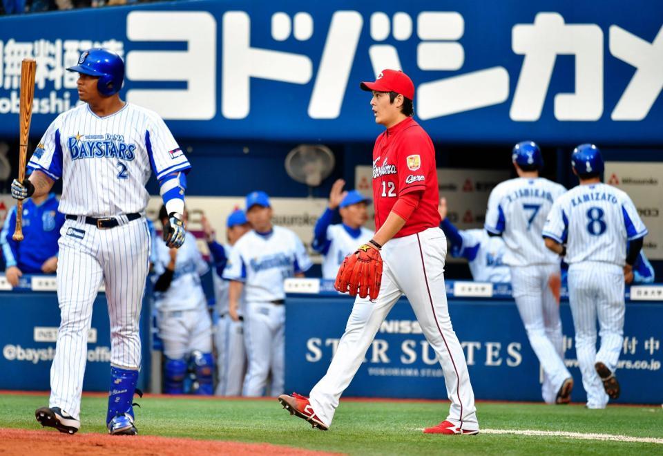 ３回ＤｅＮＡ１死満塁、ネフタリ・ソトに適時二塁打を浴び、マウンドへ戻る広島・九里亜蓮（中央）＝横浜スタジアム（撮影・西岡正）