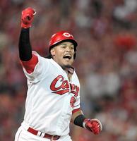 ８回、２打席連続の勝ち越し２ランを放ちガッツポーズで雄叫びを上げるバティスタ（撮影・飯室逸平）