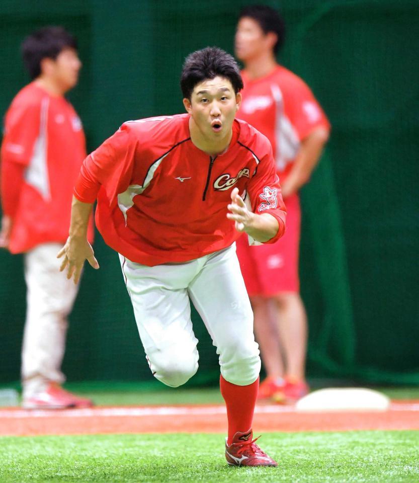 　“左腕撃ち”に意欲を示す小園