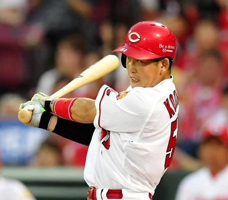 　４回、右前打を放つ広島・小園海斗