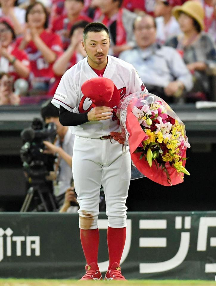 　１０００試合出場を達成し、花束を手に一礼する広島・菊池涼介