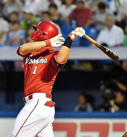 ３回、適時打を放つ広島・鈴木誠也＝神宮球場（撮影・西岡正）