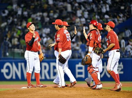 　ヤクルトに勝利し、ナインと喜び合う小園（左端）