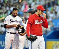 １回、失点しうなだれてベンチへ戻る床田（右）