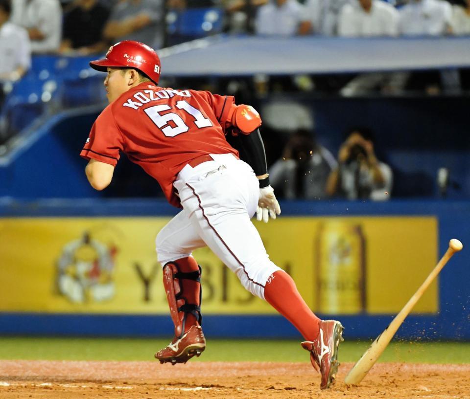 ５回、中越え二塁打を放つ広島・小園海斗＝神宮球場（撮影・西岡正）