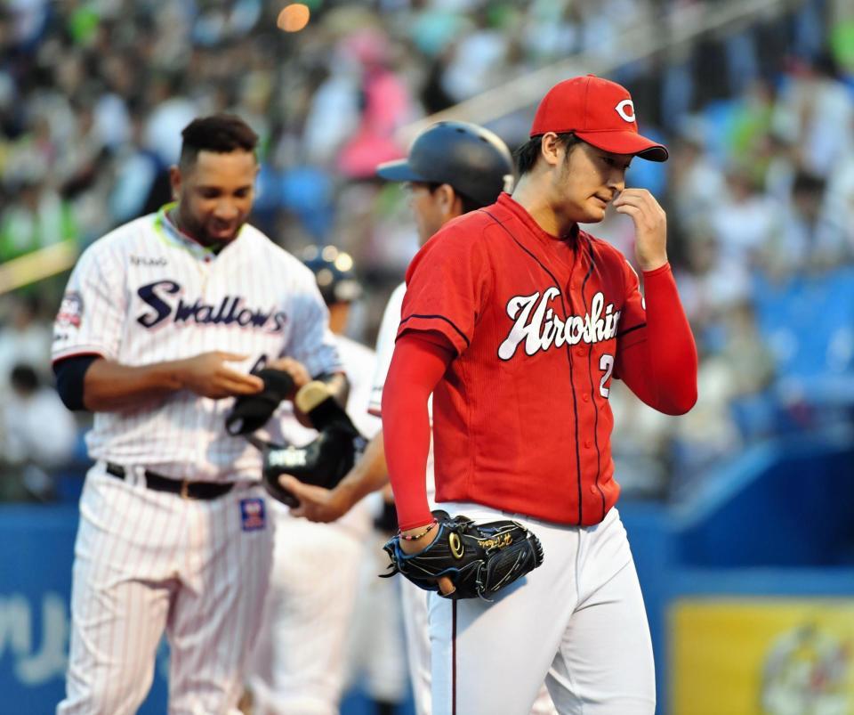 １回、失点しうなだれてベンチへ戻る床田（右）