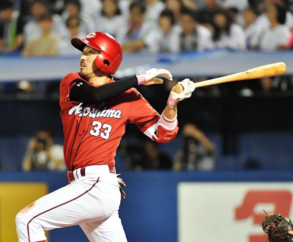 　６回、適時二塁打を放つ広島・菊池涼介