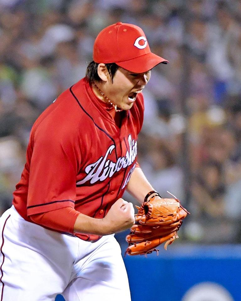 ５回、山崎を投ゴロに打ち取って雄たけびを上げる九里（撮影・西岡正）