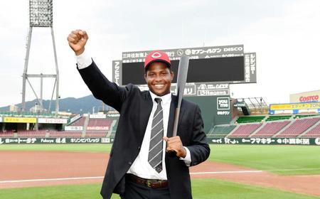 　支配下登録が決まり活躍を誓うサンタナ