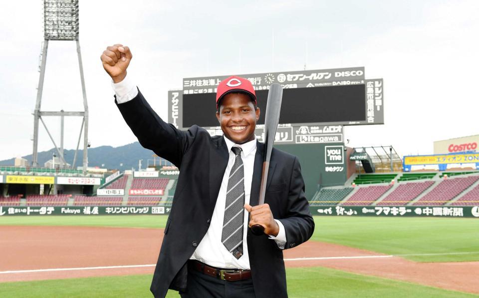 　支配下登録が決まり活躍を誓うサンタナ