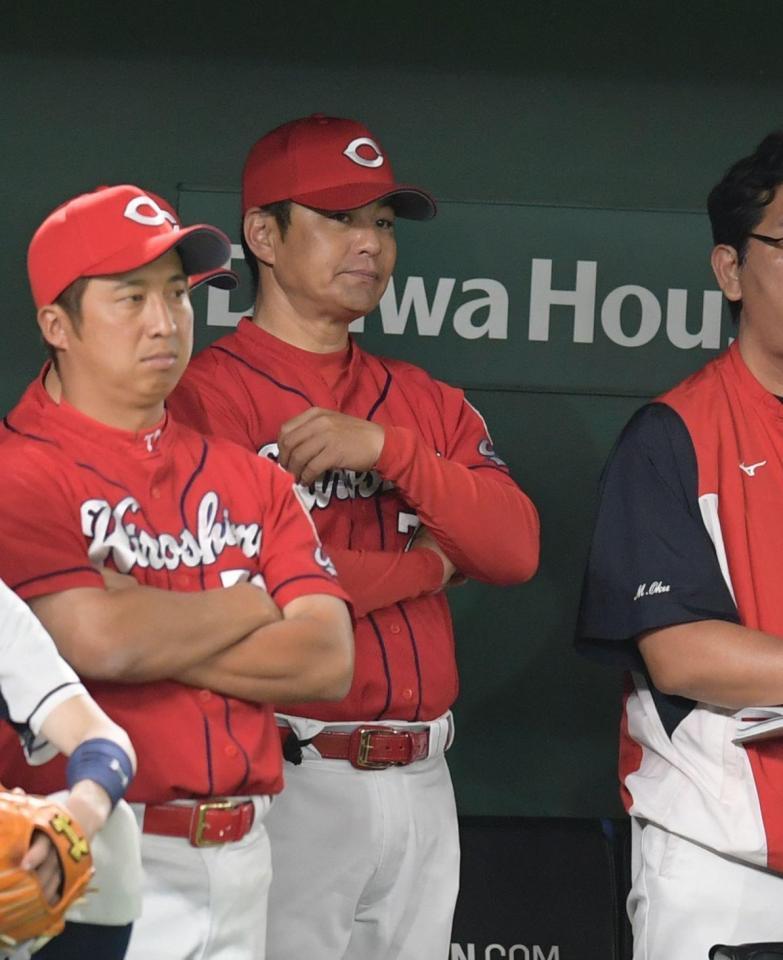ベンチで渋い表情の広島・緒方孝市監督＝東京ドーム（撮影・金田祐二）