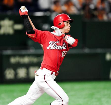 １回、先制ソロを放つ広島・西川龍馬＝東京ドーム（撮影・棚橋慶太）