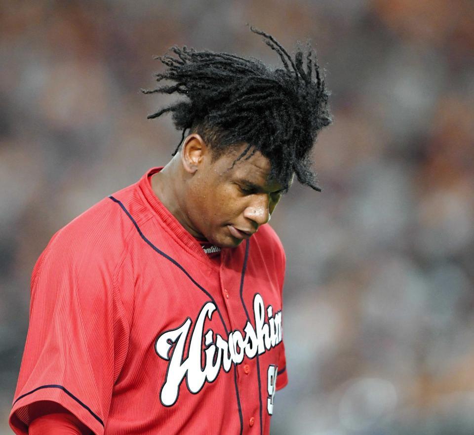 　３回、降板を告げられ肩を落としベンチへ下がるモンティージャ（撮影・棚橋慶太）