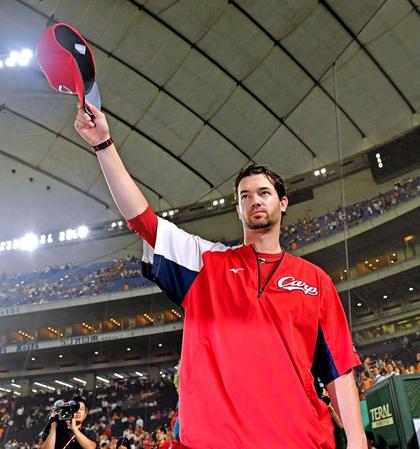 　カープファンの声援に帽子を振って応えるジョンソン（撮影・西岡正）