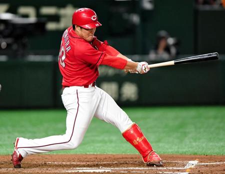 ７回、勝ち越し打を放つ広島・磯村嘉孝＝東京ドーム（撮影・棚橋慶太）