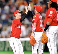 　巨人に勝利し、菊池涼とタッチを交わす西川（左）