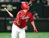 ４回、ソロを放つ広島・松山竜平＝東京ドーム（撮影・棚橋慶太）