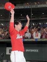 勝利投手となりファンの歓声に手を挙げ応える広島・野村祐輔＝東京ドーム（撮影・中田匡峻）