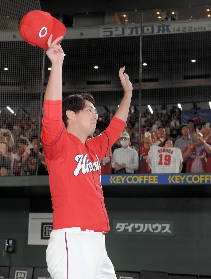 勝利投手となりファンの歓声に手を挙げ応える広島・野村祐輔＝東京ドーム（撮影・中田匡峻）