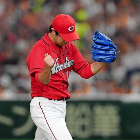 　６回、ピンチに亀井を三振に斬り、拳を握る野村（撮影・中田匡峻）