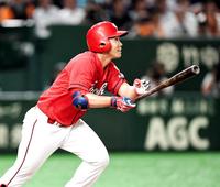 ９回、プロ初本塁打となる３ランを放つ坂倉（撮影・棚橋慶太）