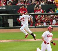 　１回、二塁ゴロを打つも、阪神・ソラーテの失策で先制。一塁へ駆ける広島・松山