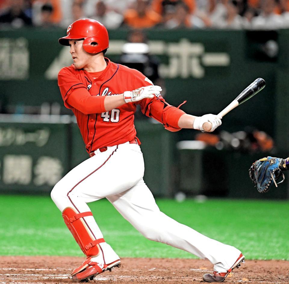 　７回、左前に勝ち越し打を放つ磯村（撮影・中田匡峻）