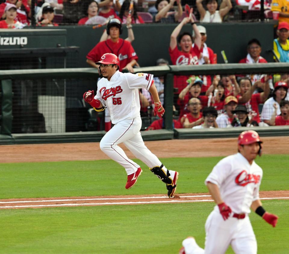 　１回、二塁ゴロを打つも、阪神・ソラーテの失策で先制。一塁へ駆ける広島・松山