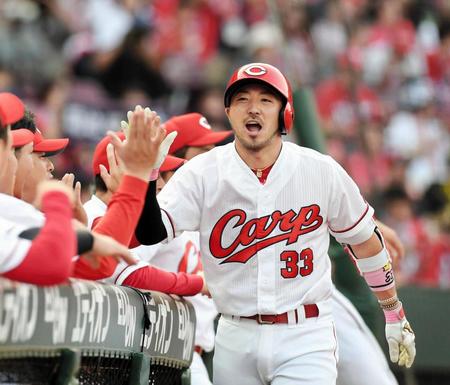 １回、先制ソロを放ちナインとタッチを交わす広島・菊池涼介＝マツダスタジアム（撮影・飯室逸平）