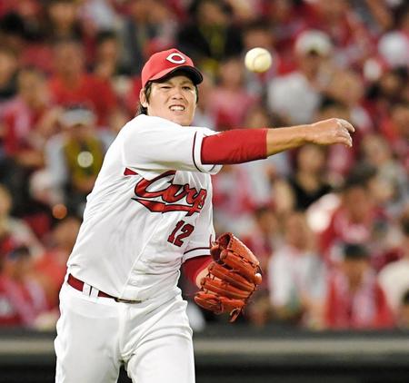 ５回、軽快なフィールディングで阪神・糸原健人をアウトにする広島・九里亜蓮＝マツダスタジアム（撮影・飯室逸平）