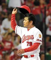 スタンドの歓声に帽子を振って応える広島・緒方孝市監督＝マツダスタジアム（撮影・飯室逸平）