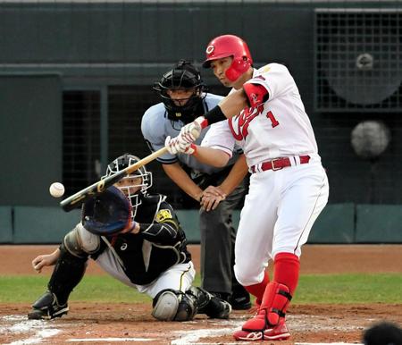２回広島２死一、三塁、左前へ適時打を放つ広島・鈴木誠也＝マツダスタジアム（撮影・田中太一）