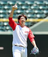 にこやかにキャッチボールする広島・野村祐輔＝マツダスタジアム（撮影・飯室逸平）