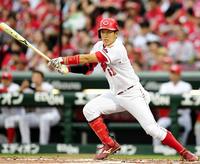 　２回、左前タイムリーを放つ小園（撮影・飯室逸平）