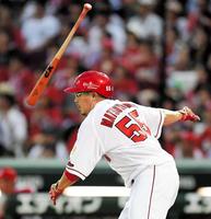 　３回、追撃のタイムリーを放つ松山（撮影・飯室逸平）