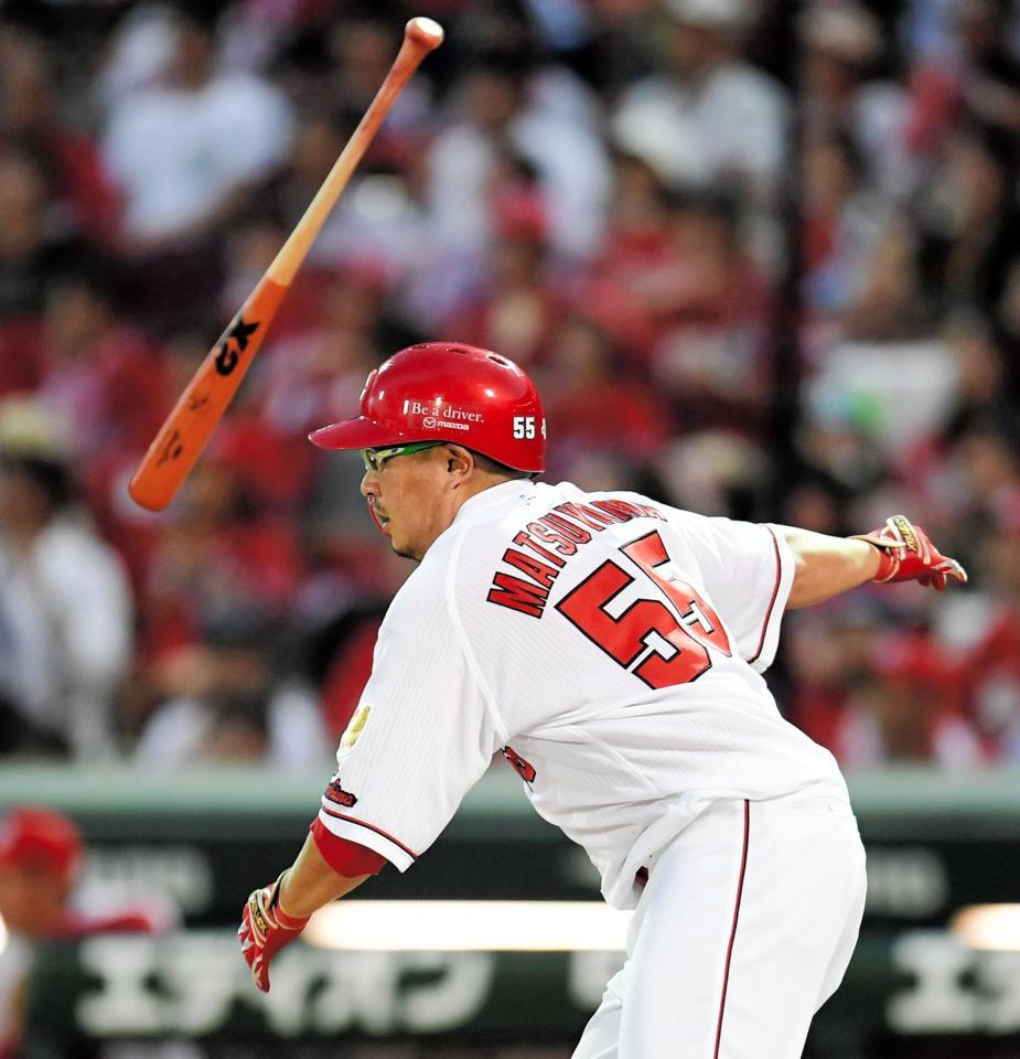 　３回、追撃のタイムリーを放つ松山（撮影・飯室逸平）