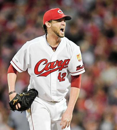 　５回、マウンドで大きく口を開けるジョンソン（撮影・飯室逸平）