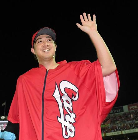 　ファンの歓声に笑顔で応える広島・野村祐輔＝マツダスタジアム（撮影・飯室逸平）