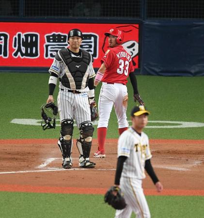 　４回、一塁走者の広島・鈴木誠也が盗塁を決めその間に菊池涼介が生還する