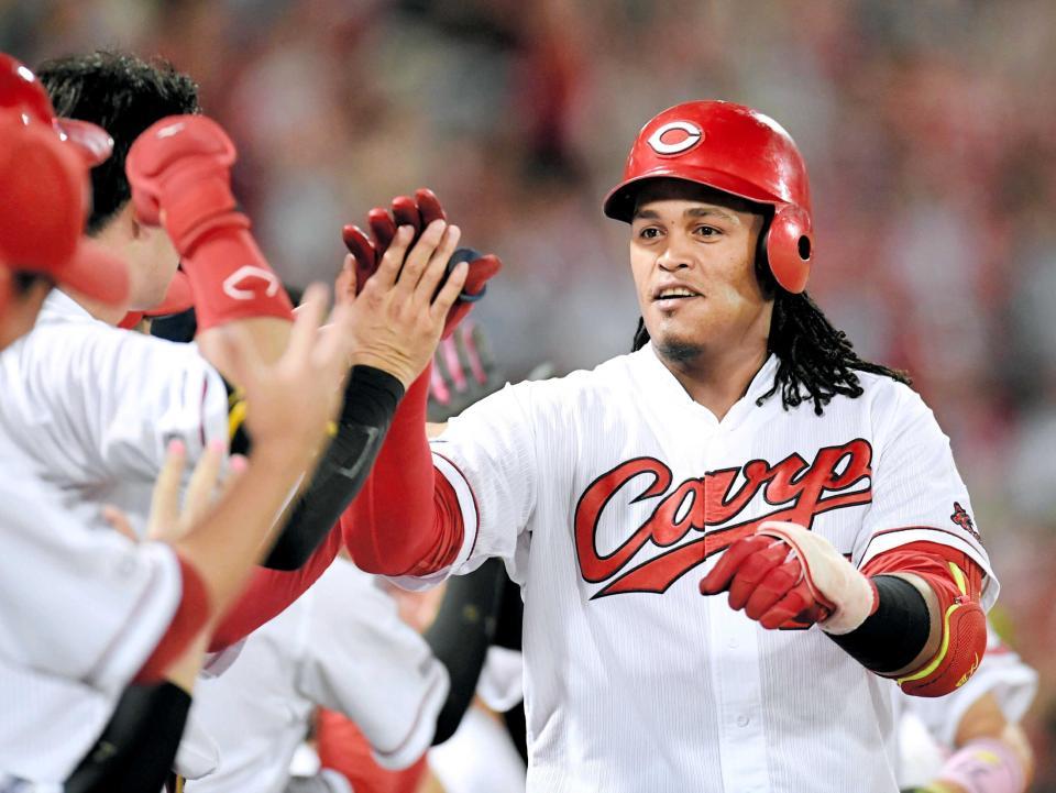 　５回、３ランを放ちナインとタッチを交わすバティスタ（撮影・飯室逸平）