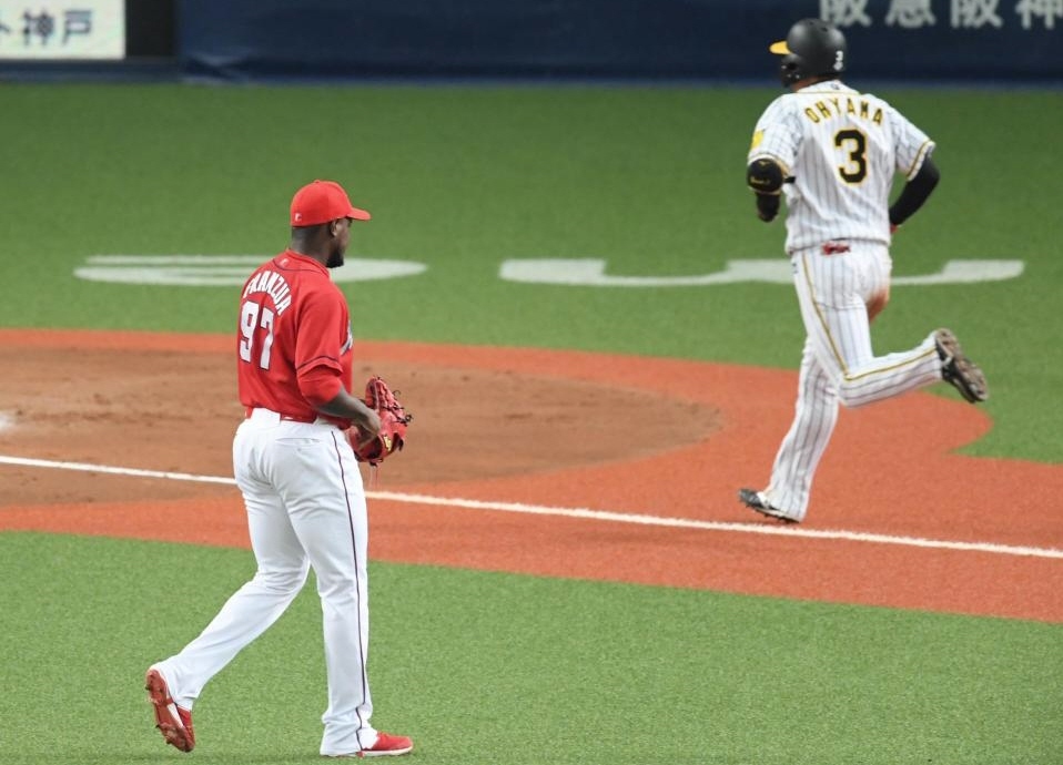 　９回、フランスアは大山にサヨナラ３ランを浴びる（撮影・山口登）