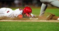 ９回、気迫のヘッドスライディングをみせる広島・小園海斗＝マツダスタジアム（撮影・飯室逸平）