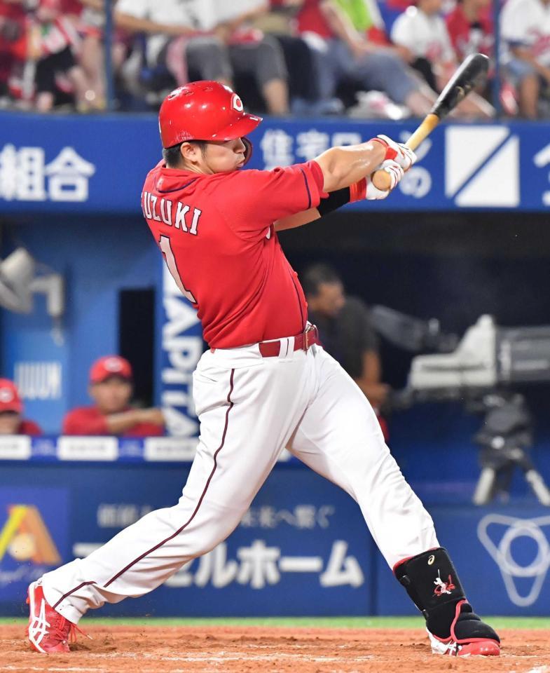 　８回、バックスクリーン直撃のソロを放つ鈴木