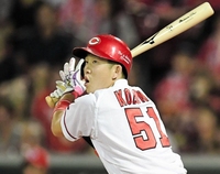 　４回、タイムリーを放つ小園（撮影・飯室逸平）